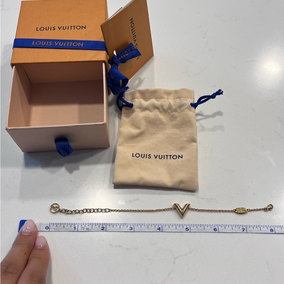 Louis Vuitton essential V bracelet - Picture 5 of 13